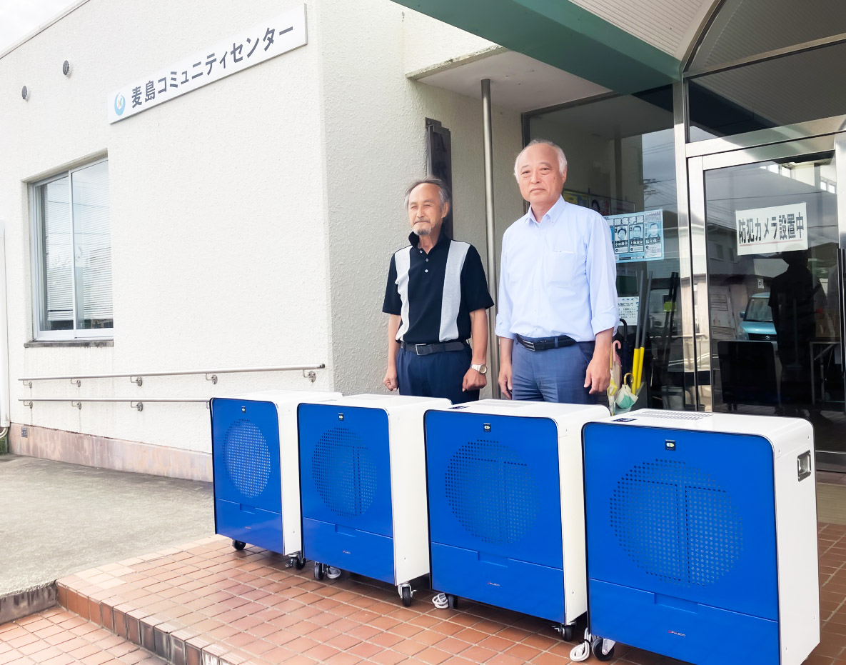 麦島コミュニティセンター玄関に並べた大型空気清浄機4台