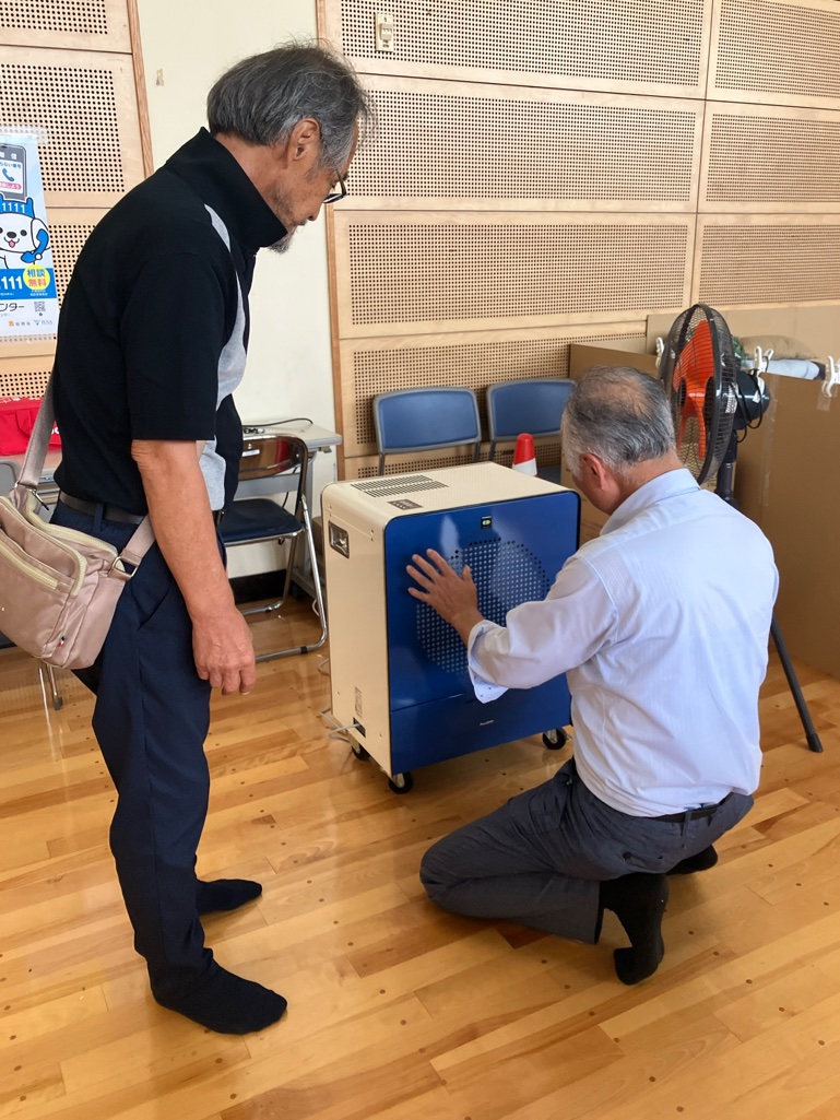 トレーニングホールに大型空気清浄機を設置する様子